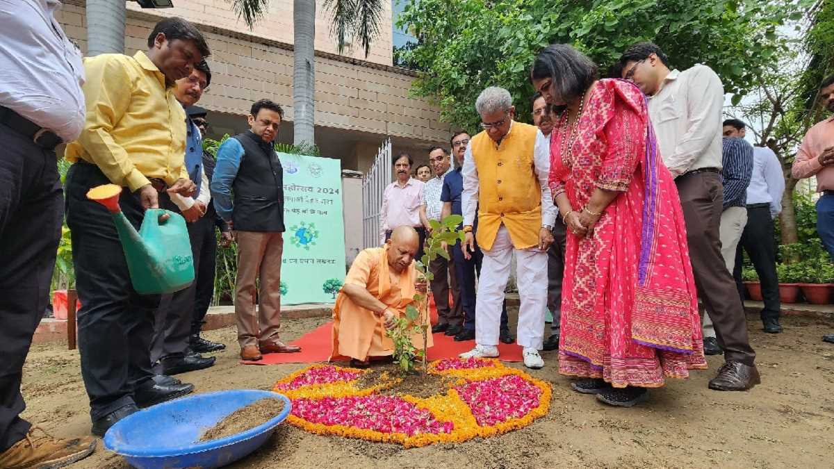 मां के नाम पर पेड़ लगाया तो इसे बचाने की जिम्मेदारी भी हमारी : सीएम योगी